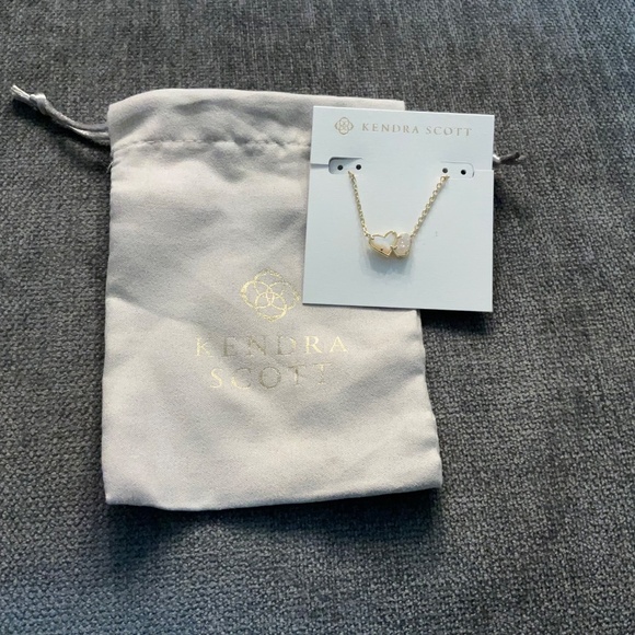 Kendra Scott Ari Heart Emilie Pendant in Ivory Mother-of-Pearl/Iridescent Drusy - Picture 3 of 4